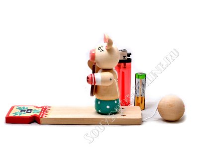 Богородская игрушка Свинка с балалайкой. Вид сбоку