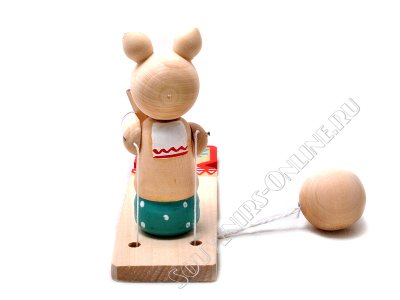 Богородская игрушка Свинка с балалайкой. Вид сзади